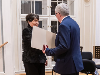 Předání ceny na slavnostním večeru 20. října 2022 v sále pražské HAMU. Cenu převzala manželka MUDr. Vladimíra Křístková
