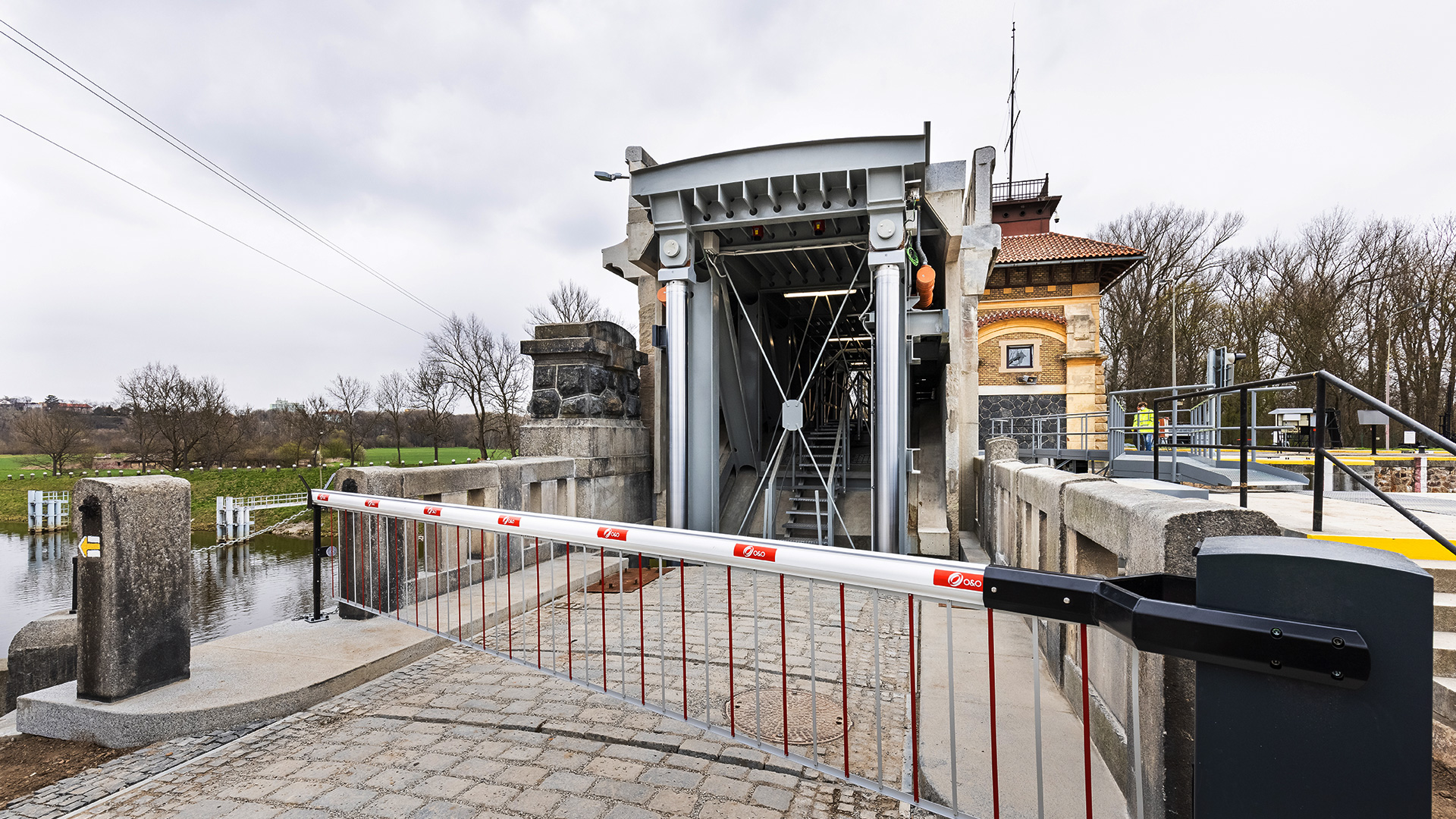 Úprava ohlaví plavební komory Hořín